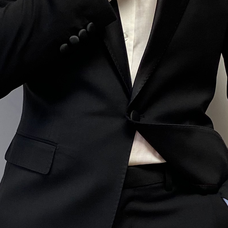 Black Peaked Lapel Tuxedo Suit Set - Image 9